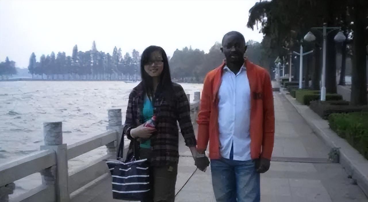 女子爱上黑人小伙引家人反对,女子:他的好只有我才懂