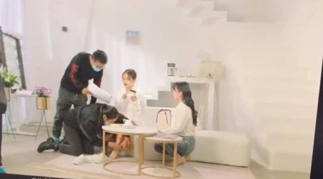 赵露思|赵露思被曝片场耍大牌，让助理帮忙脱鞋穿袜子，本人却忙着逗狗