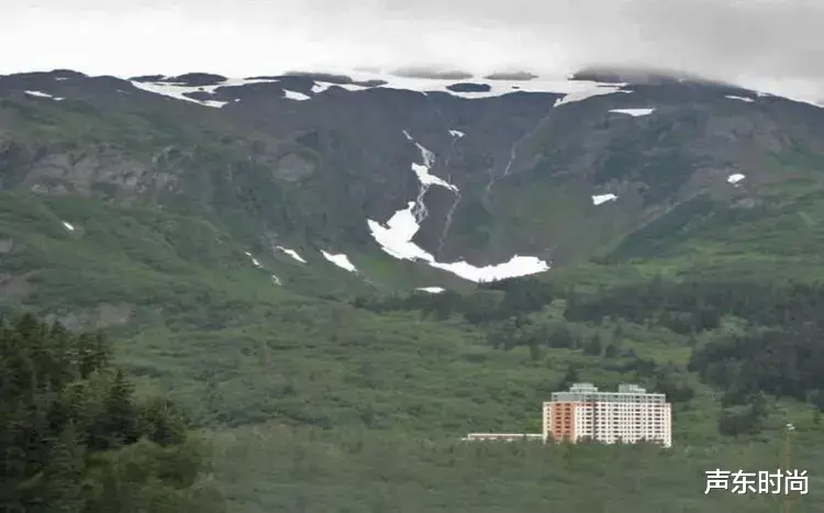 欧洲旅游|世界最孤独地方:只有一栋楼,300人足不出户,唯一餐馆还是中国人开的...