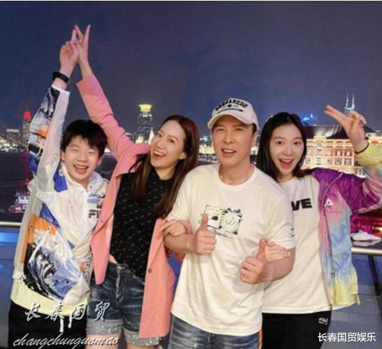 甄子丹|甄子丹女儿18岁了，成年礼穿吊带礼服宛如公主，好身材令人惊艳不已