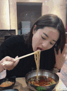 “小姐姐你也太粗心了，就没感受到背后一股热流？”多少有点尴尬