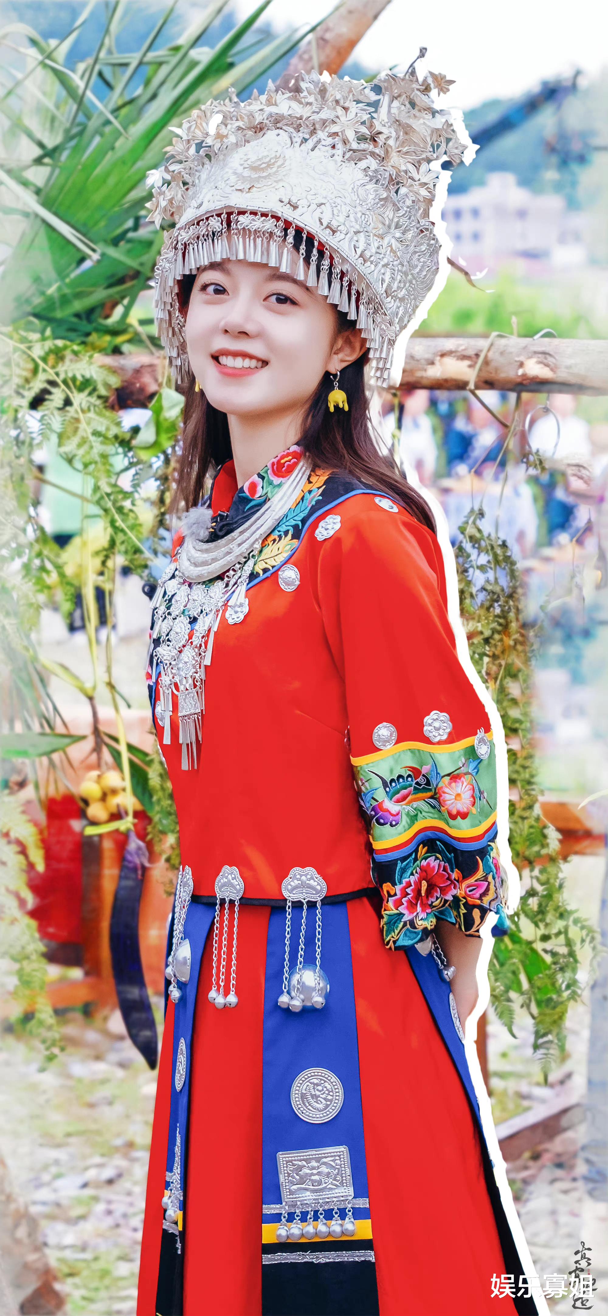 爱奇艺|工作室分享赵今麦20岁庆生照，黑色吊带，汽水，侧颜，笑容晏晏