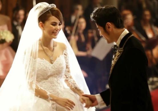 昆凌|周杰伦昆凌“官宣”三胎,普通家庭学不来,看看昆凌状态就知道了