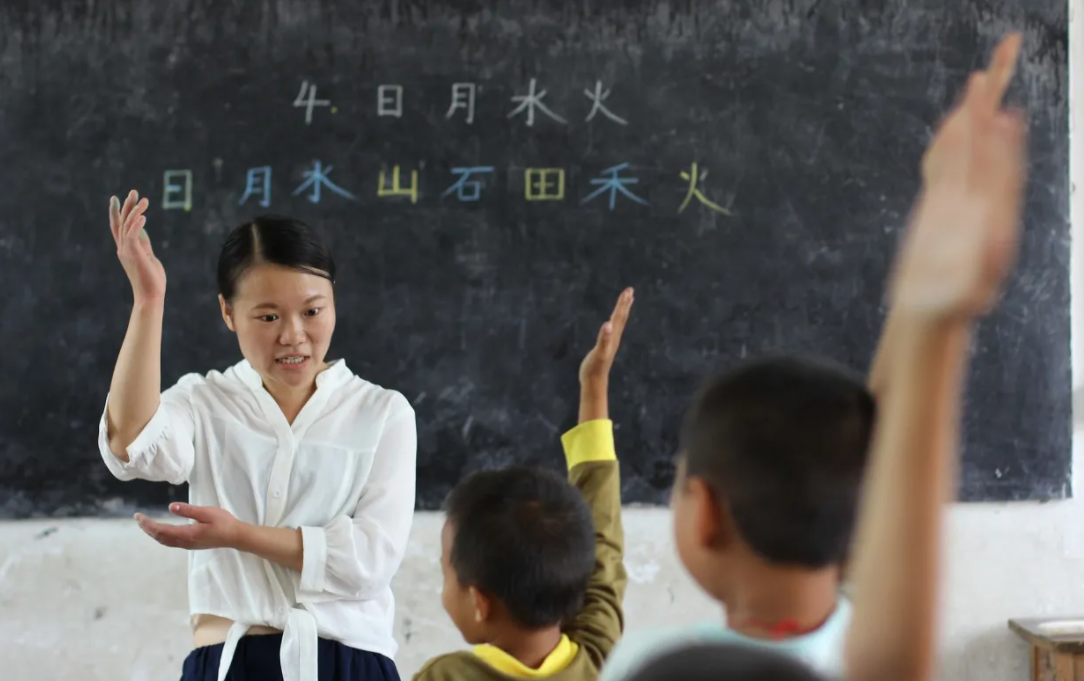 大学生|是想红还是想专心教育？1.89米女老师穿短裙上课，网友表示不敢看