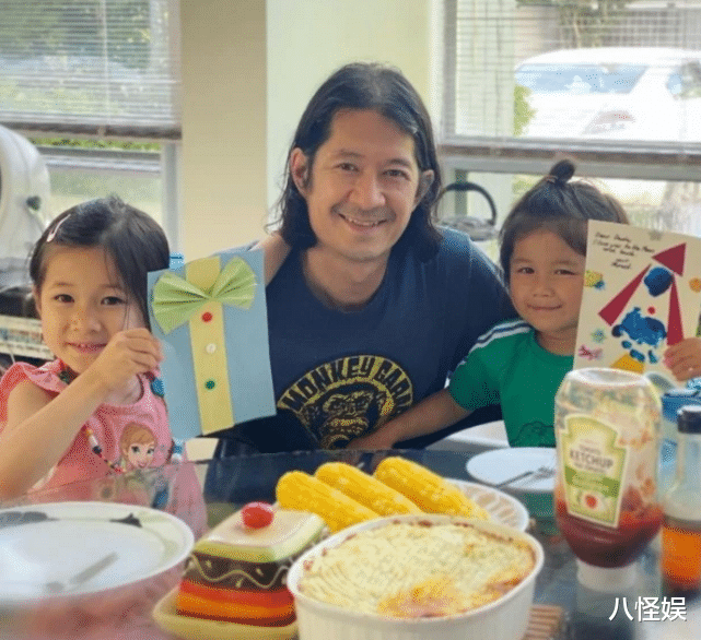 钟嘉欣|钟嘉欣陪儿女游泳，怀孕6个月四肢依旧纤细，买平价衣服好接地气