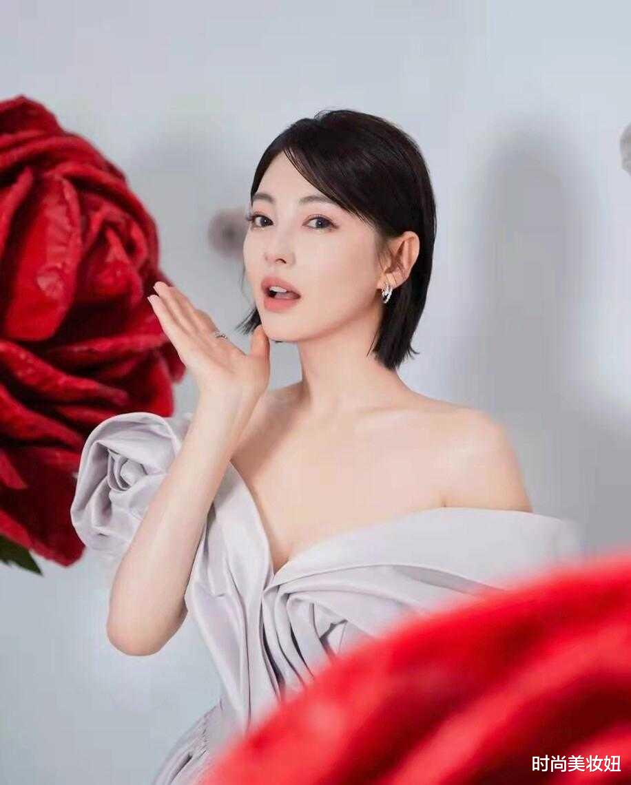 连衣裙 张雨绮剪掉长发更美了，穿露肩拖尾连衣裙，一改御姐范太甜美