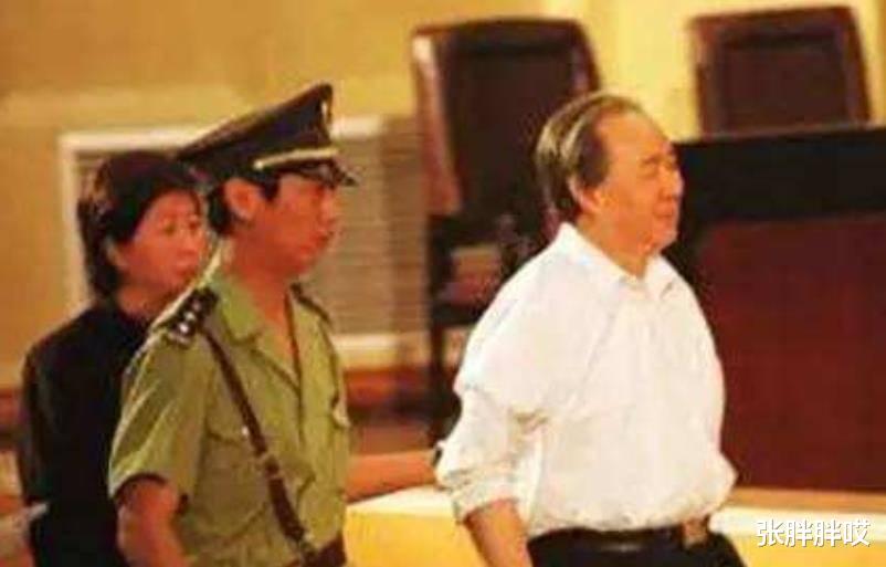1999年“首富”牟其中入狱,妻儿远走德国,小姨子却始终不离不弃