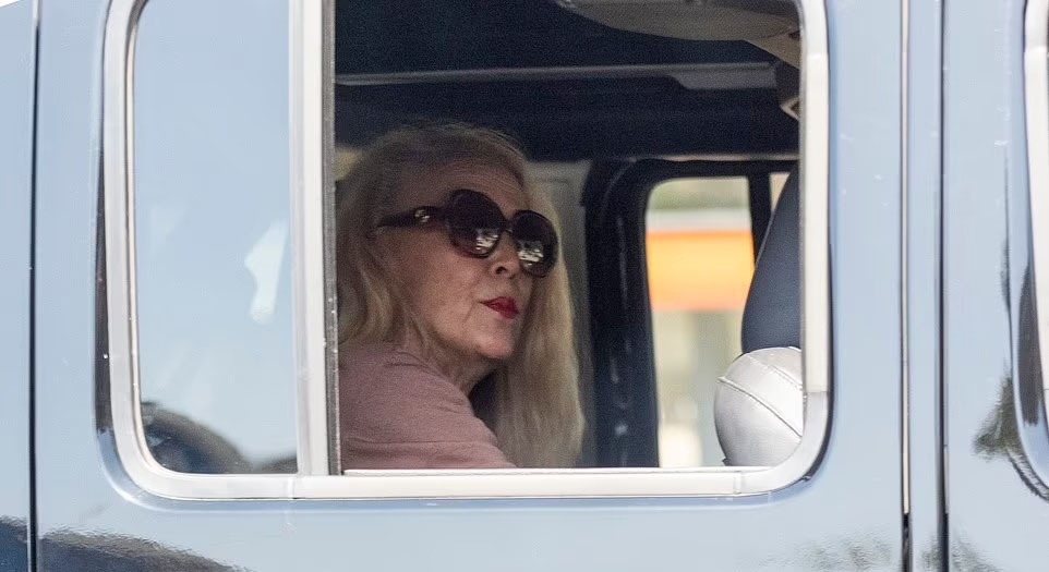 默多克|91岁默多克分家产后，瑞莉首度返回昔日爱巢，涂大红唇逗留6小时