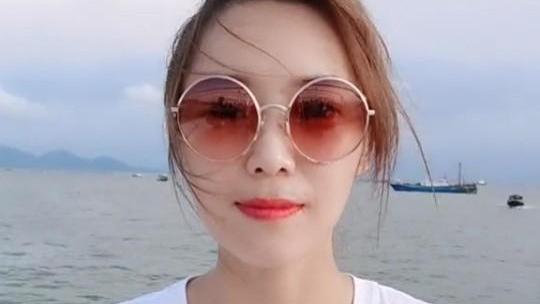 云朵|歌手云朵近照，精致的妆容，皮肤的白皙，一点也不像36岁的人