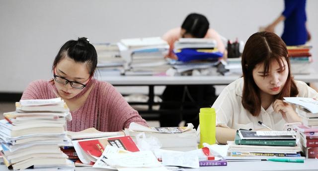 |“新式啃老”的现象出现,家长不自知还到处炫耀,最后都后悔了