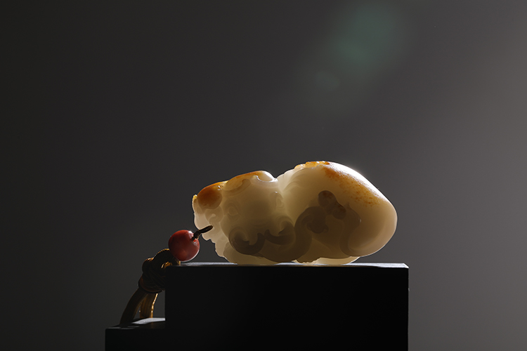 玉雕|「璞玉雅藏」红皮白肉 吉祥如意 大象手把件 海派玉雕大师黄杨洪