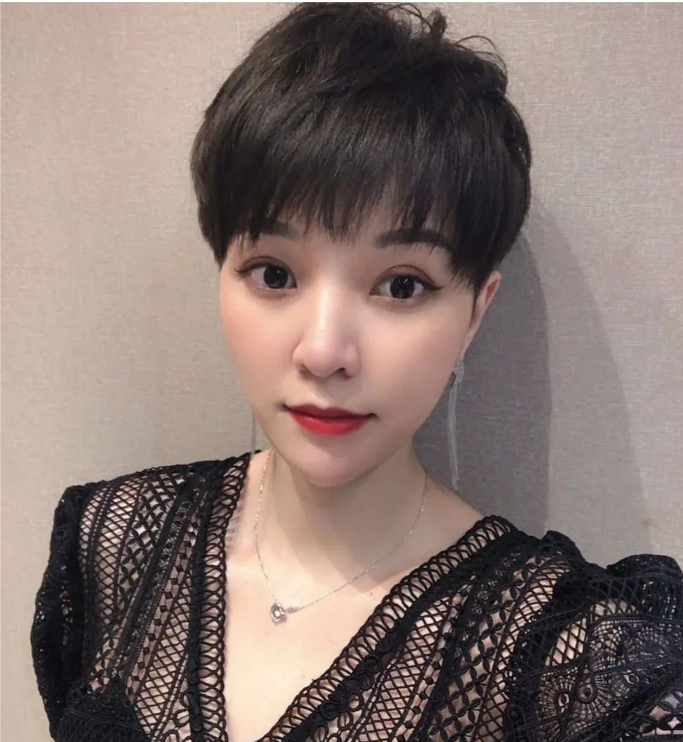 短发 奔五的女人夏天留什么短发好看？三种时尚减龄超短发，清爽又吸睛
