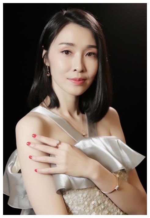 陈丽娜|石晶陈丽娜：低调又迷人的女演员，巅峰时遭遇车祸，42岁婚姻成谜