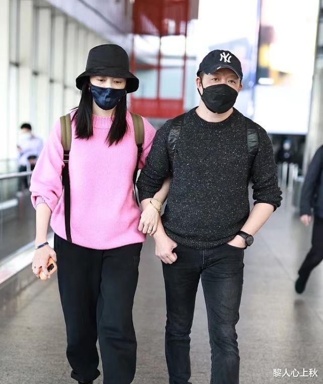 姚晨|姚晨的爱情让人羡慕!和老公合体高调挽手,夫妻档穿搭休闲接地气