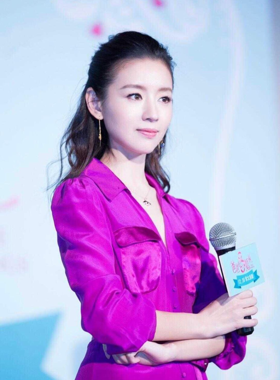 贾玲 董洁总算找对了风格，穿亮紫色长裙艳而不俗，扎半马尾美出新高度