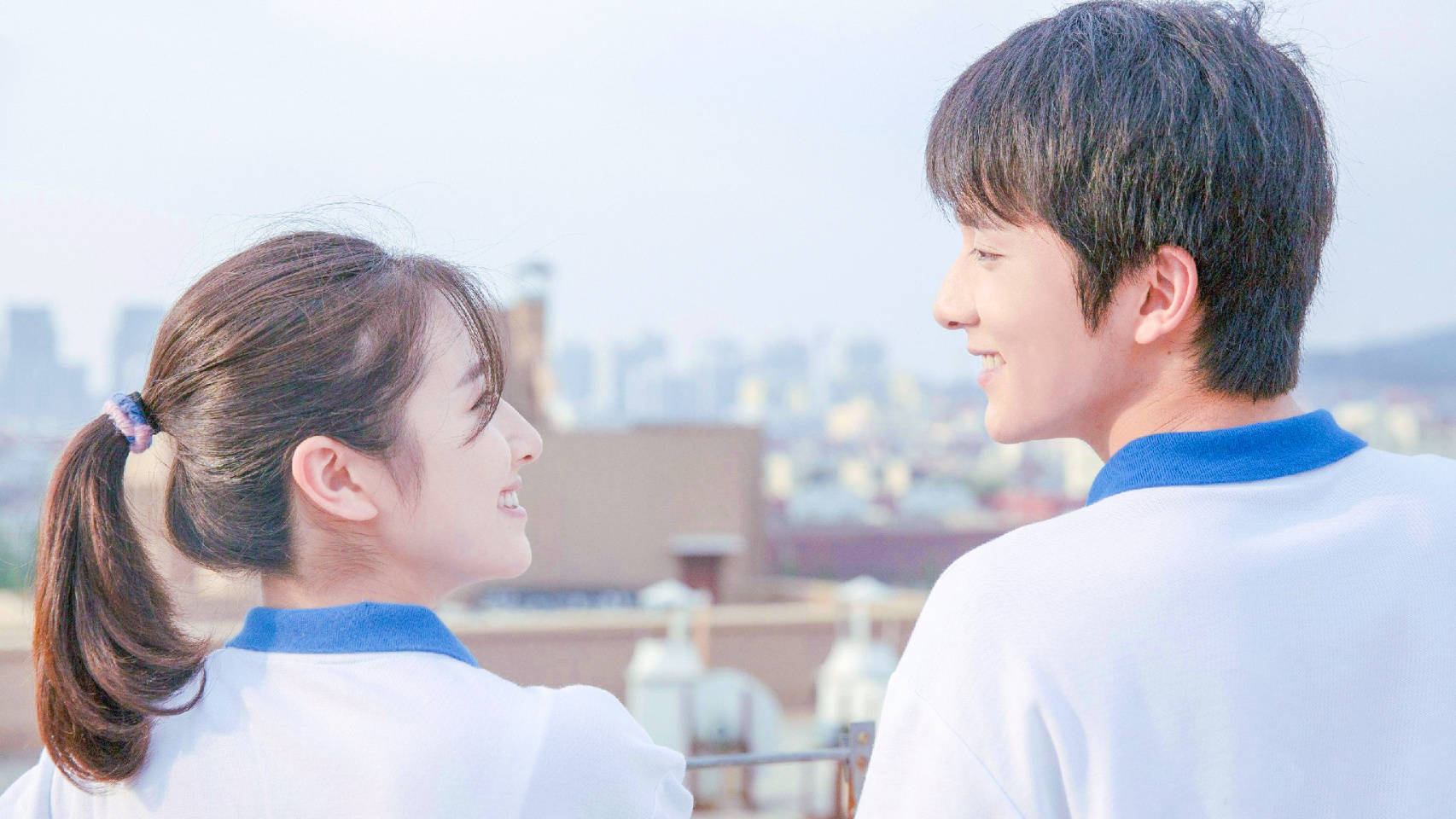 李兰迪|张新成晒油菜花地，李兰迪营业晒自拍，简约穿搭CP默契感十足