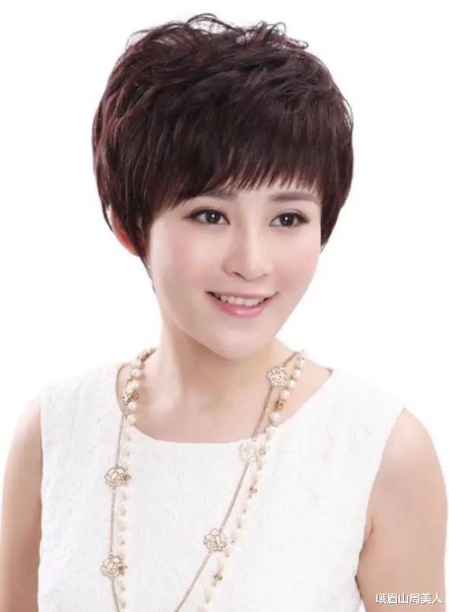 穿衣搭配 到老都优雅的女人:不穿打底裤也不烫大妈卷,打扮简约却很气质