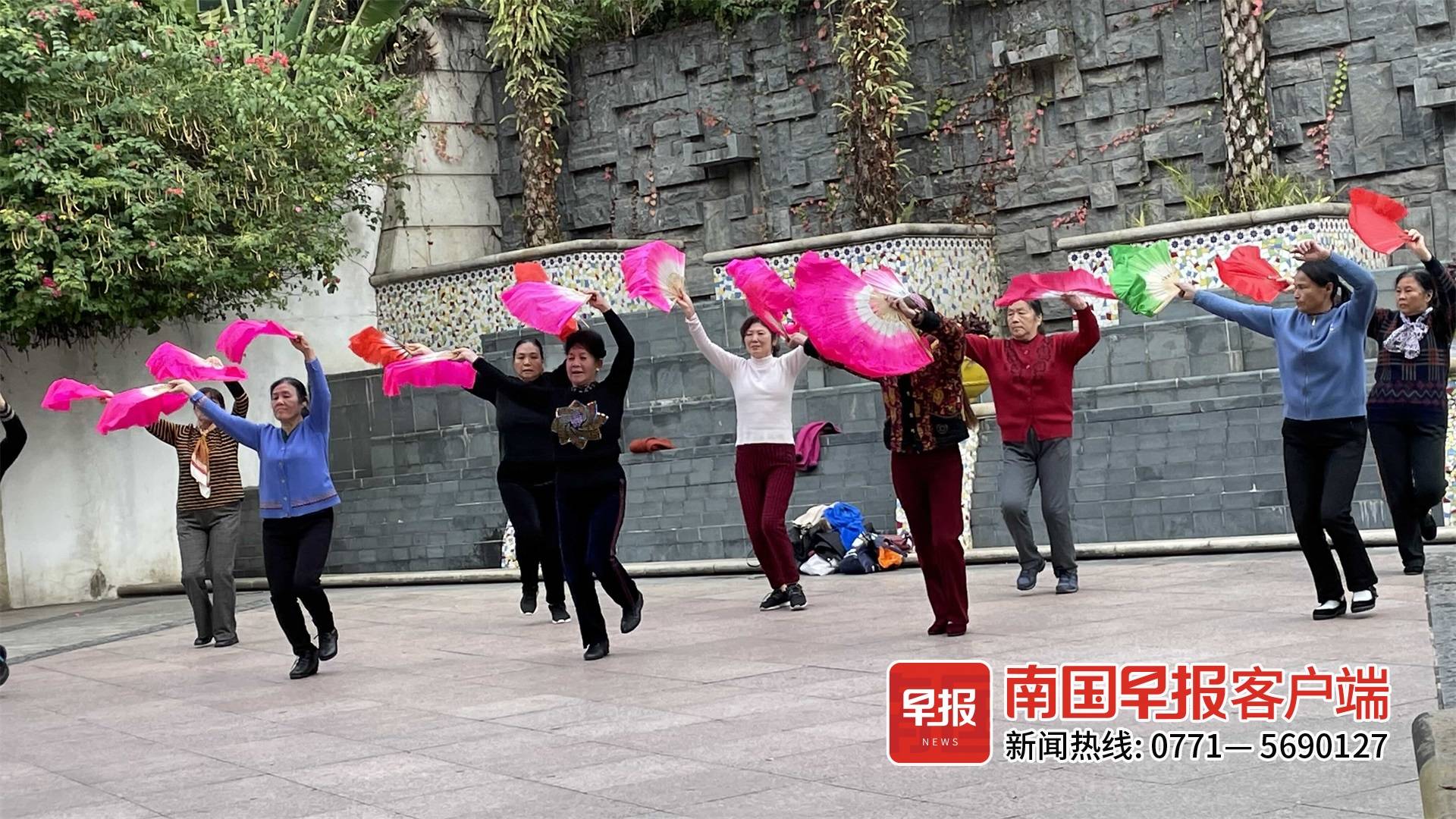 男子用“反广场舞神器”乱了大妈的阵脚,专家:可能涉嫌违规