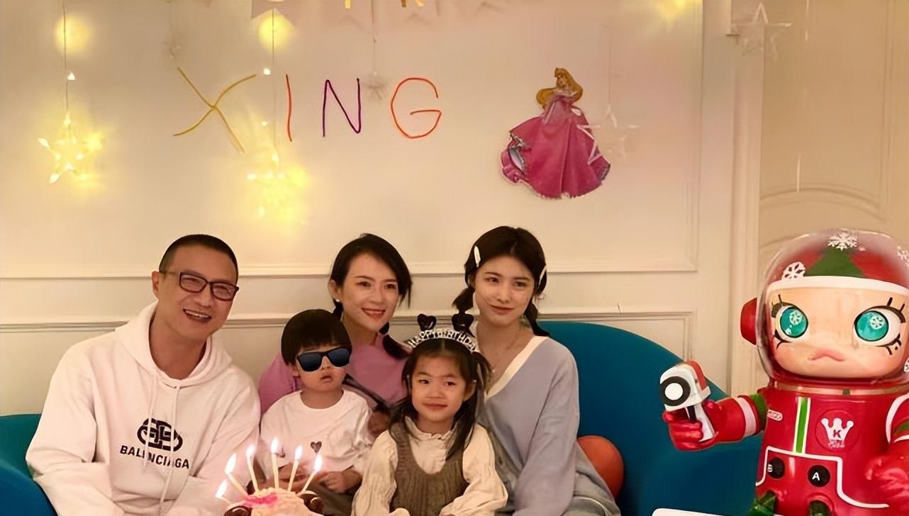 章子怡|章子怡带醒醒外出遗落女儿包包,奶茶店帮找回,她买礼物上门致谢