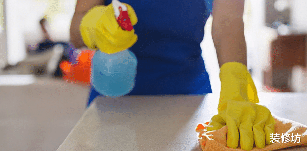 厨房油污重,别用钢丝球擦!保洁阿姨教你正确做法,厨房焕然一新