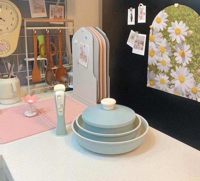 69一家三口住也不挤，打理得干净利落，过着平凡朴实的日常生活