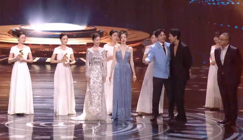 王一博|电影之夜晚会:画面和谐,众女星不争C位,王一博又偷偷溜了