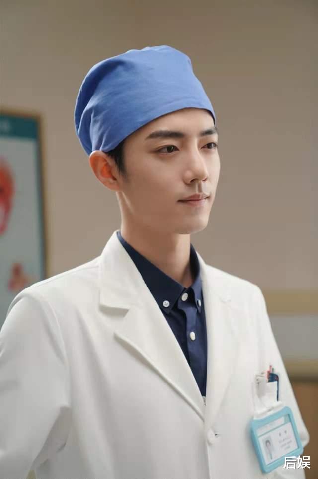 肖战|粉丝交作业,误把肖战照片放里面被老师批评,网友:活该