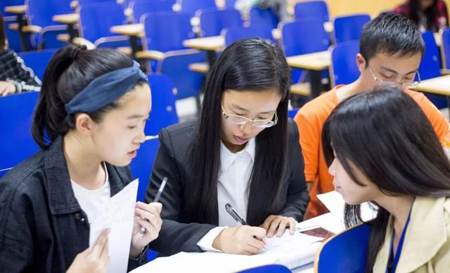 985学生偷拿外卖30多次被通报，自称在释放压力，网友：骗鬼呢？