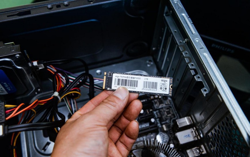 OLED|电脑卡顿，最先升级这个硬件，运行速度可快速提升！