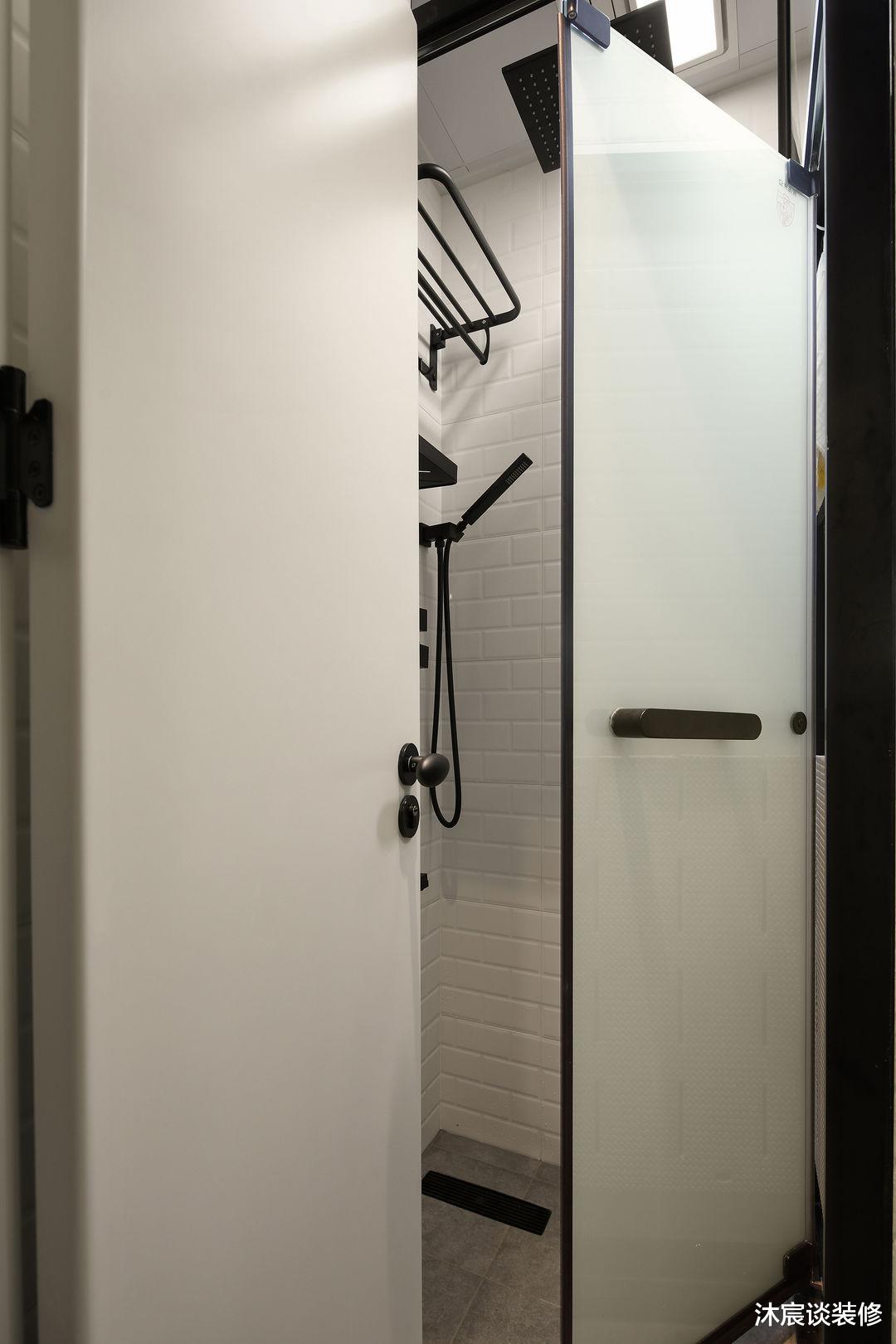 ?60㎡的老破小,住着三代人,挤出3间卧室,还有大衣帽间和书房