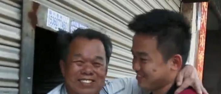 2016年，被拐男孩吃路边炸生蚝后泪流满面，找到失散13年的父亲