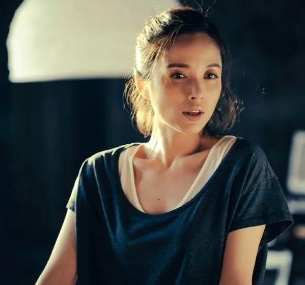 李佳|李佳，错嫁富商，爱上靳东，二婚遇初婚，40岁生2胎被丈夫宠上天