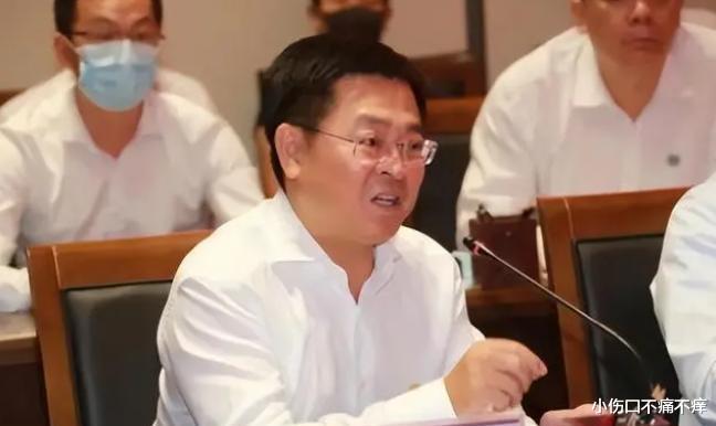 内江首富李华:23岁辞掉“铁饭碗”,今身家近700亿,迎娶女明星