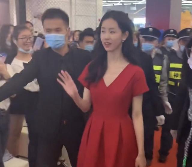 陈都灵|陈都灵现身厦门，专人在前拍照，保安手拉手成人墙，场面壮观