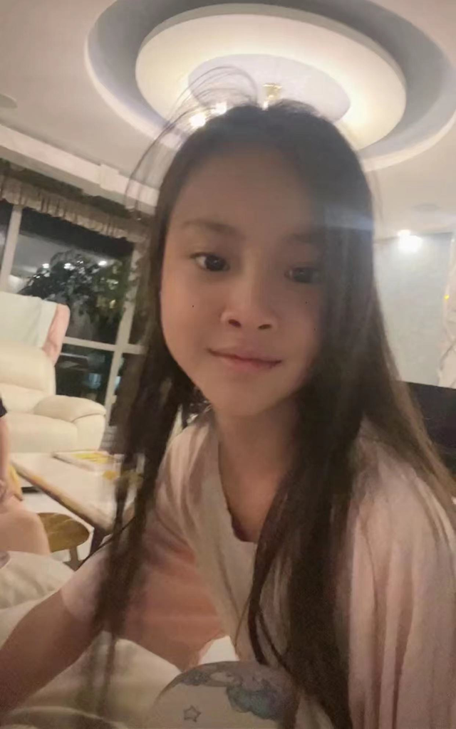 贾云馨|李小璐晒女儿欧美妆！甜馨长发及腰容貌精致，千万豪宅内景罕曝光
