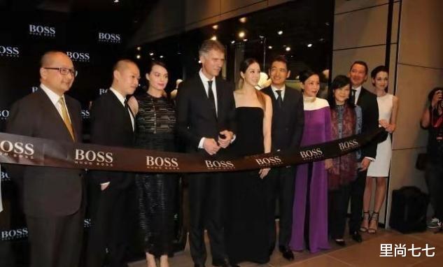 徐子淇|豪门就是不一样!徐子淇同框周润发妻子居C位,打扮难得优雅高贵