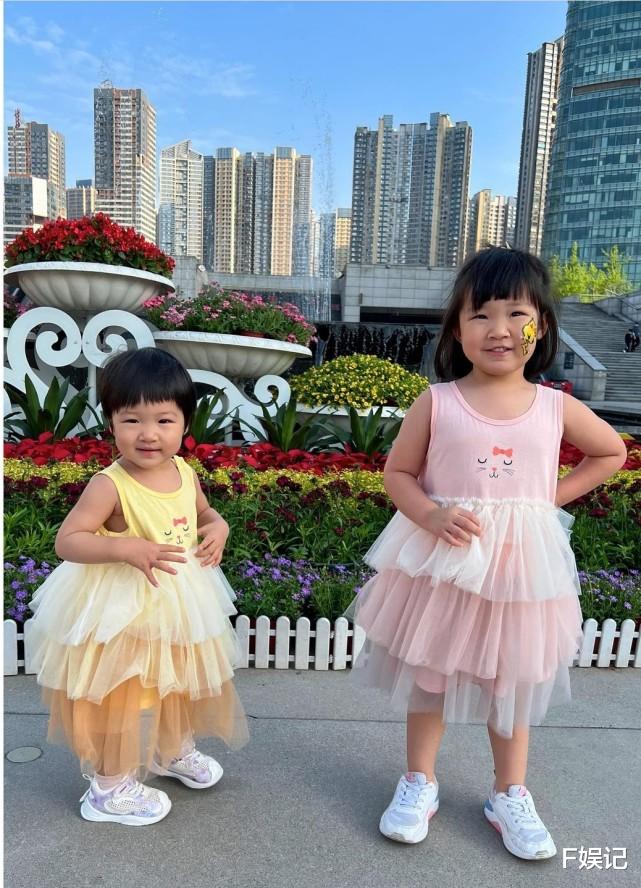 王祖蓝|王祖蓝李亚男带一对女儿出去度假游玩 一家四口开心拍全家福