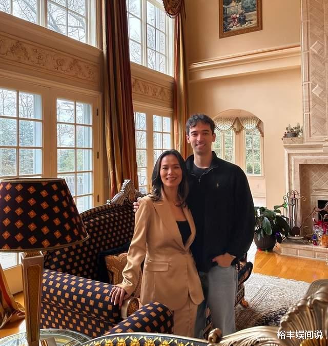 韦唯|韦唯全家移居纽约!一家四口吃火锅喝啤酒夸新年,大儿子最显帅气