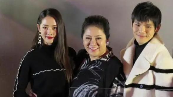 向佐|向佐被曝带美女回郭碧婷婚房，狗仔曝光视频，向太：只是大姐姐