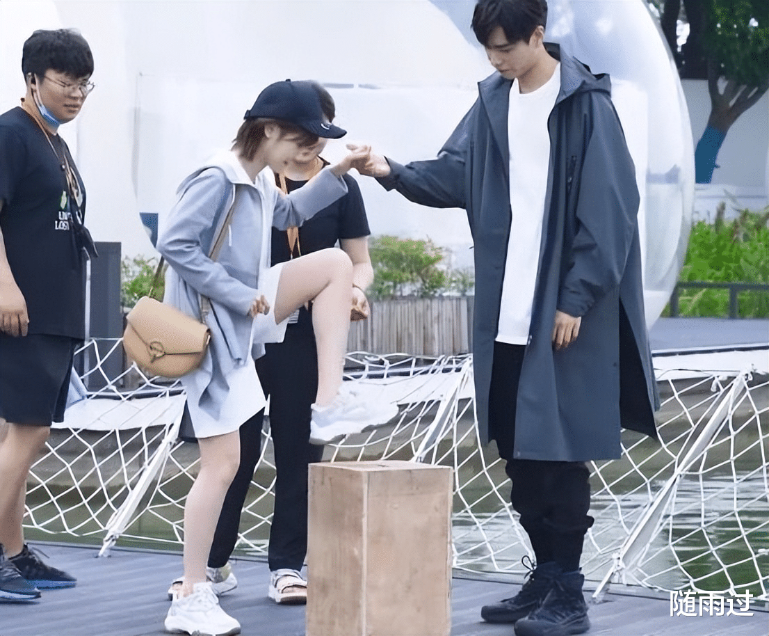 公主抱|男明星现在拍公主抱的戏份，吊威亚、抬担架都成了标配了吗？