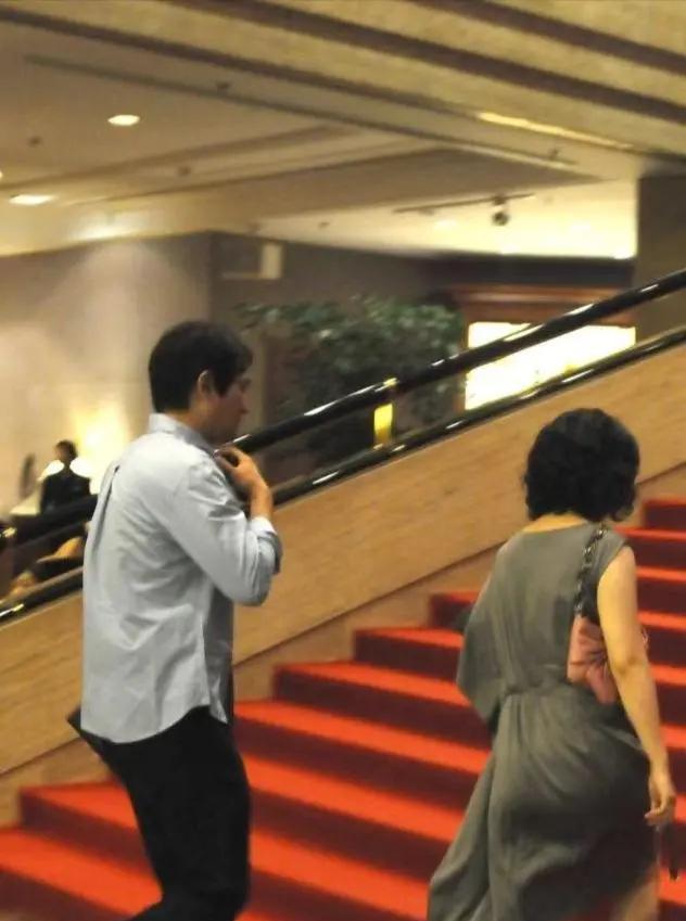 罗海琼|罗海琼带老公参加酒会，她还是那么喜欢素颜，老公高大威猛像路人