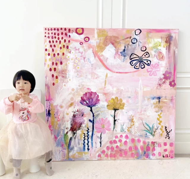 王祖蓝|王祖蓝晒宠娃日常，用肚子给两个女儿当画板，自侃是“肚模”