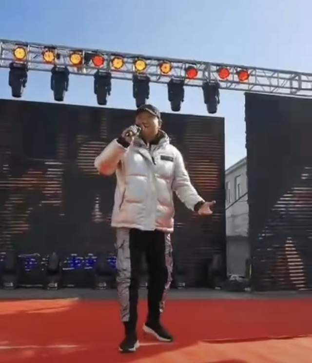 谢东|谢东现身商演紧搂女粉，4岁儿子坐地陪伴，小20岁老婆苍老认不出