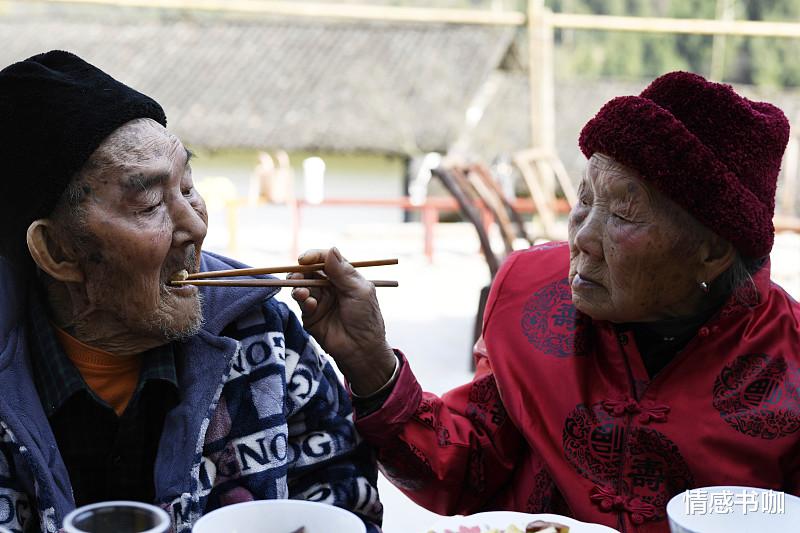 复旦教授求婚家中女保姆遭拒:不结婚我还有工资,结婚就剩下免费干活了
