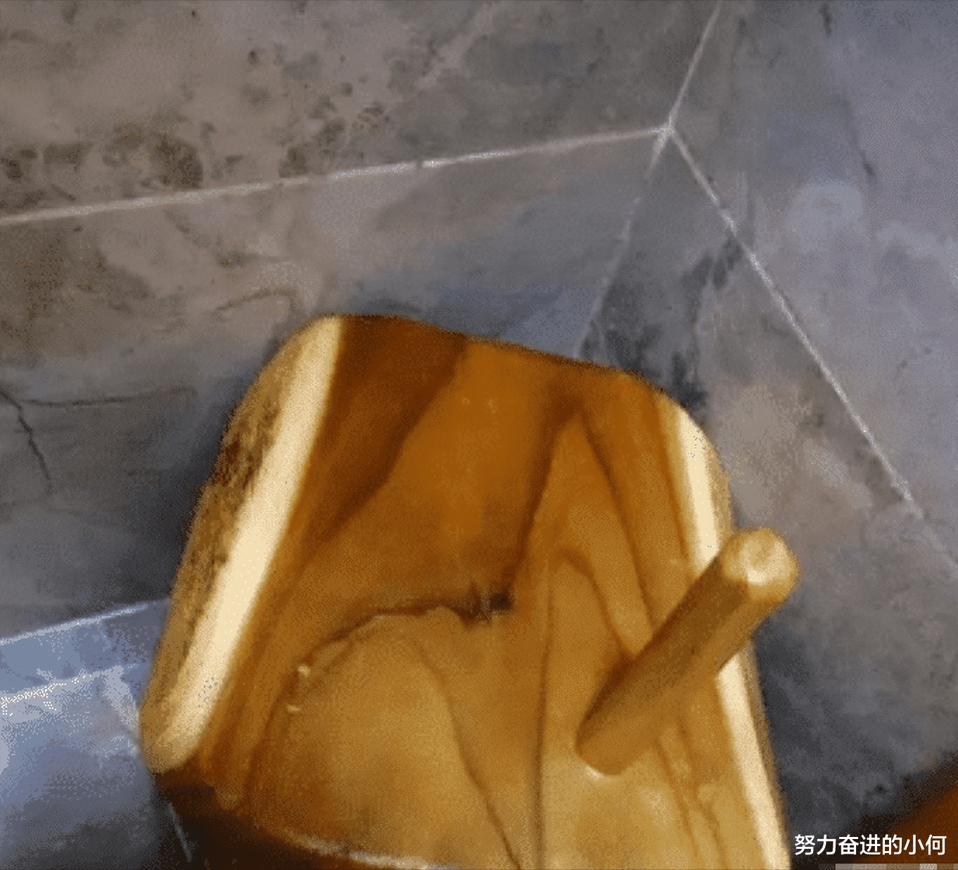 |“酒店卫生间开始有这种椅子了?这是用来干什么的?”