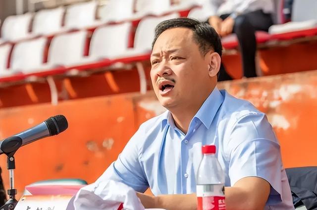 占旭刚|奥运冠军占旭刚久违亮相！提拔孙杨成副处长，娶空姐初恋官至副厅