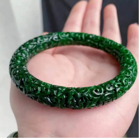 首都博物馆|翠轩一品-满绿干青翡翠为什么便宜一些?