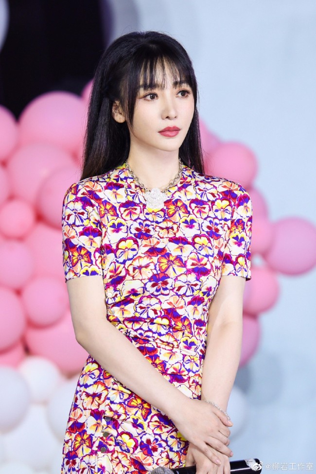 柳岩|41岁柳岩穿繁花连衣裙亮相 明媚优雅可爱比心