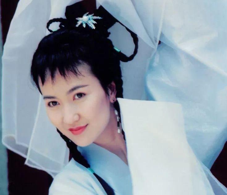 法海|白蛇传故事中，青蛇除了叫小青外，其实还有个很唯美的正式名字