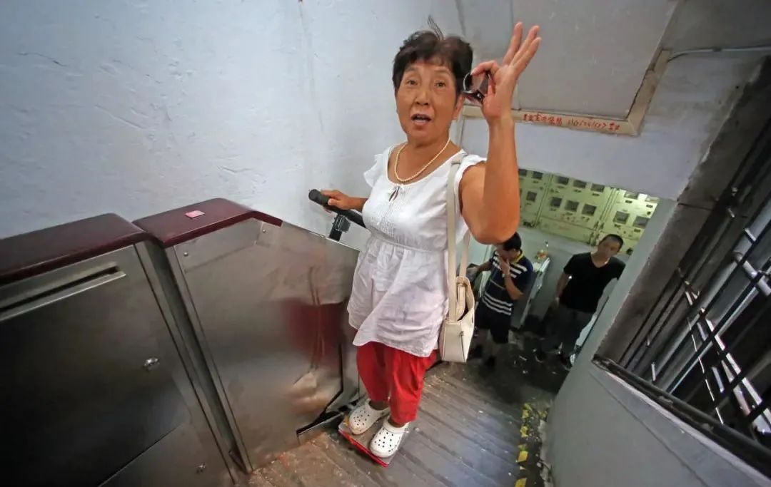 老楼加装电梯太难了!不如装个利民神器,隐形方便,站着直接到家